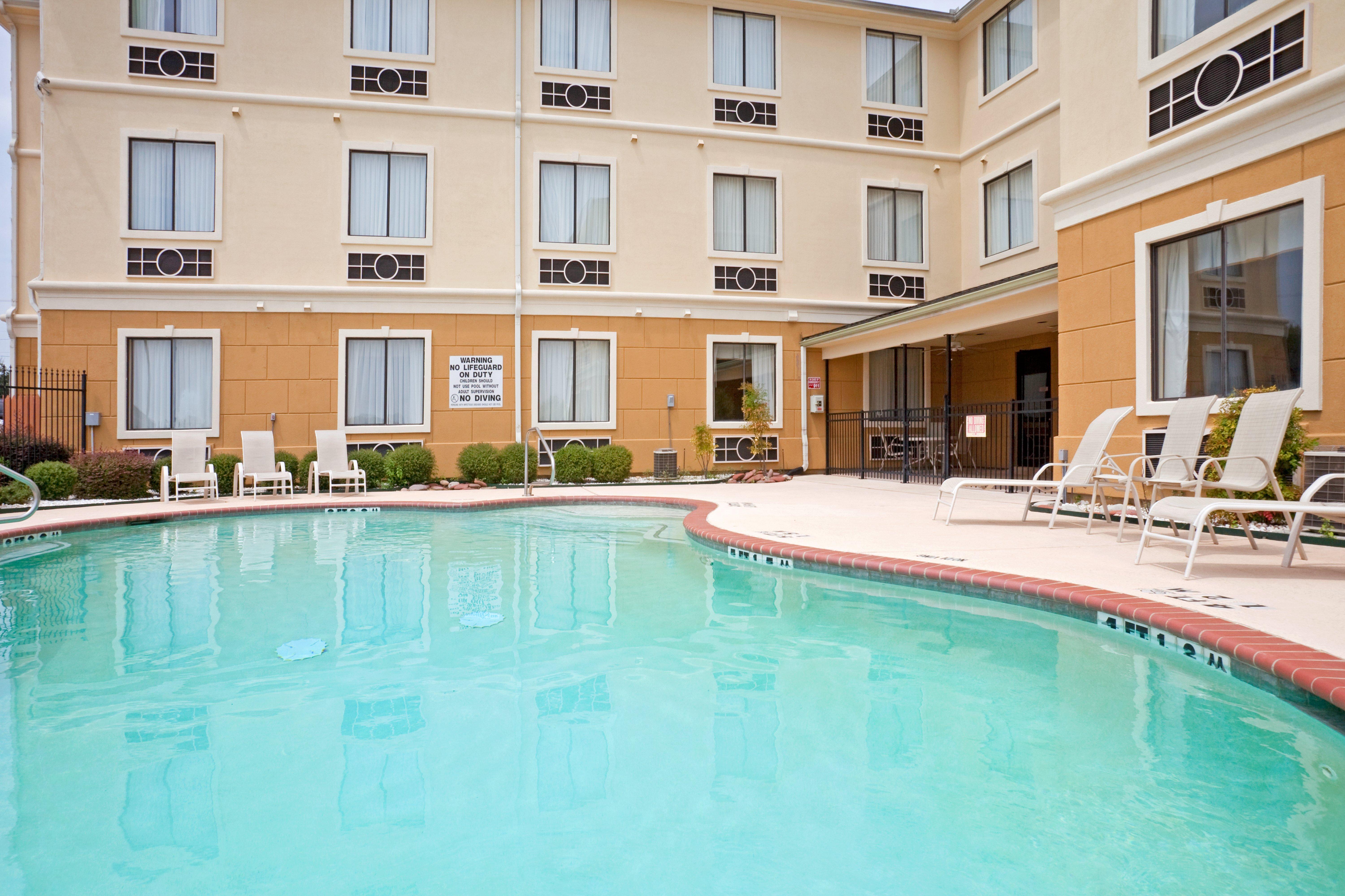 Holiday Inn Express Hotel & Suites Mount Pleasant By Ihg Ngoại thất bức ảnh